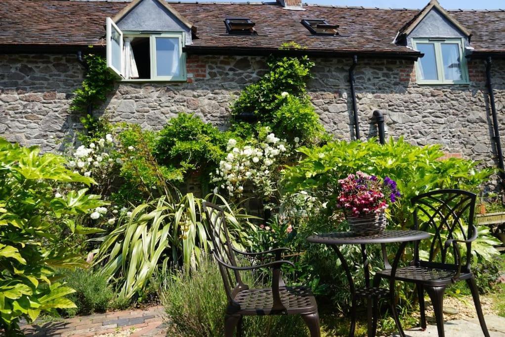 Holiday home Nest Hideaway Dove Cottage-beautiful Location In The Long Mynd Area Of Outstanding Natural Beauty-whirlpool Jacuzzi Baths!! Picklescott