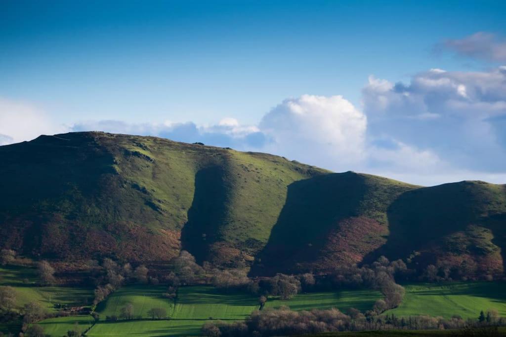 Nest Hideaway Dove Cottage-beautiful Location In The Long Mynd Area Of Outstanding Natural Beauty-whirlpool Jacuzzi Baths!!