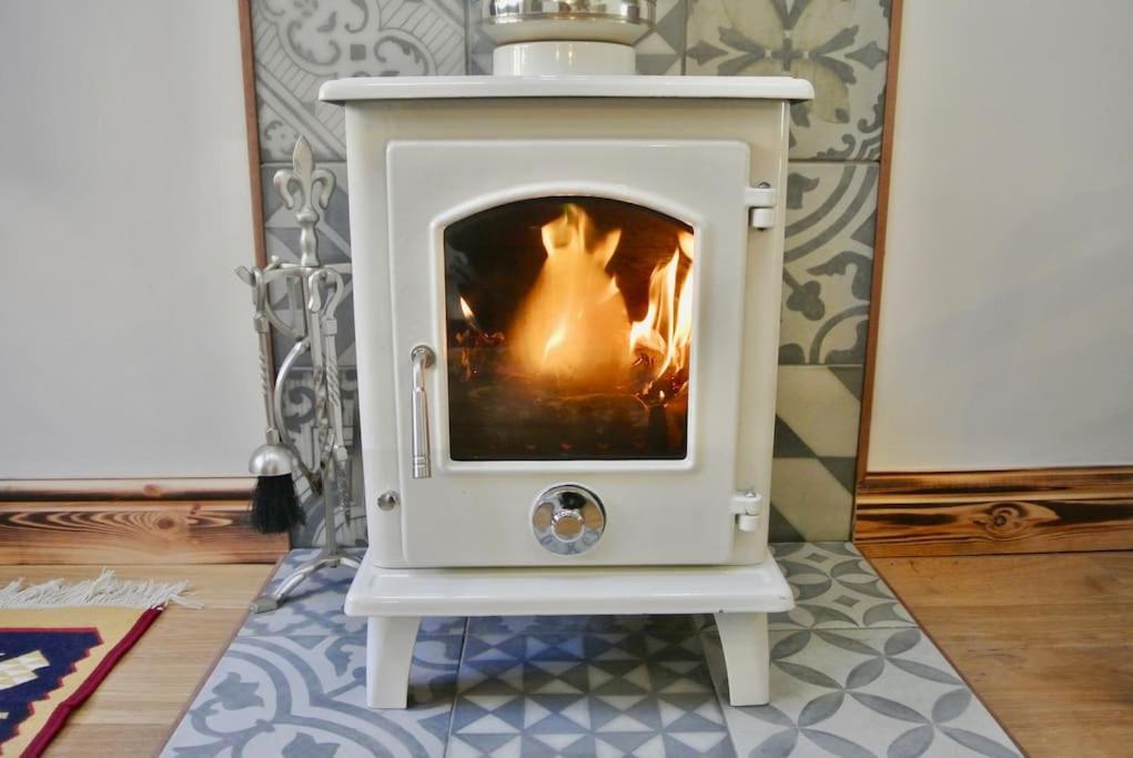 Nest Hideaway Dove Cottage-beautiful Location In The Long Mynd Area Of Outstanding Natural Beauty-whirlpool Jacuzzi Baths!! Picklescott