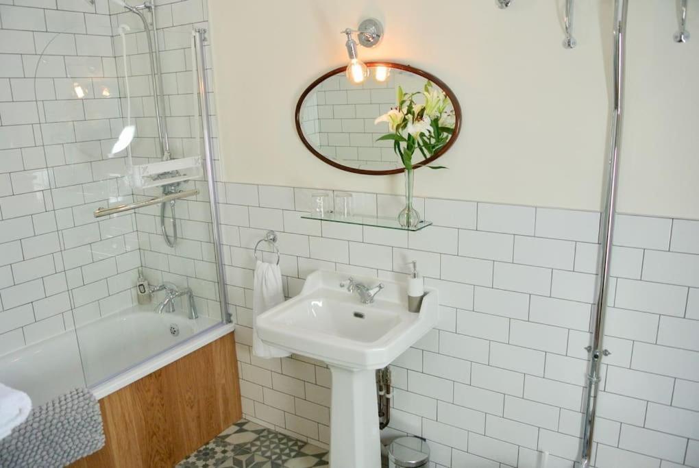 Nest Hideaway Dove Cottage-beautiful Location In The Long Mynd Area Of Outstanding Natural Beauty-whirlpool Jacuzzi Baths!!