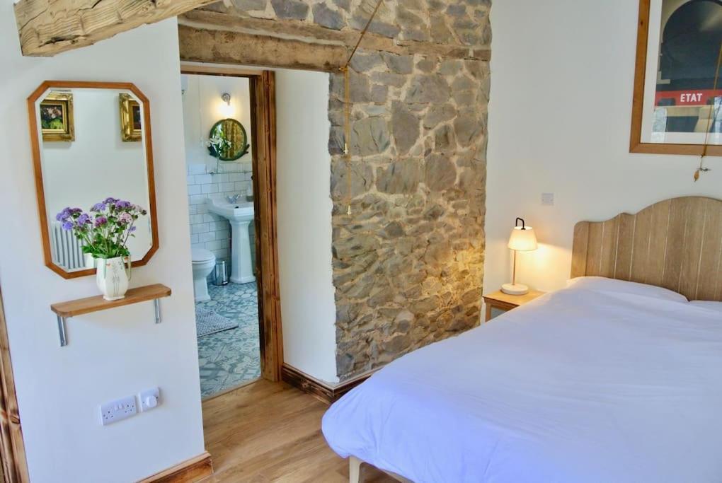 Nest Hideaway Dove Cottage-beautiful Location In The Long Mynd Area Of Outstanding Natural Beauty-whirlpool Jacuzzi Baths!! *