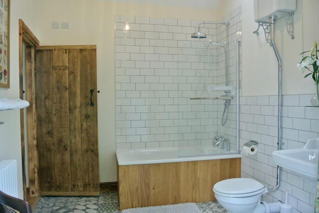 Nest Hideaway Dove Cottage-beautiful Location In The Long Mynd Area Of Outstanding Natural Beauty-whirlpool Jacuzzi Baths!! * Picklescott
