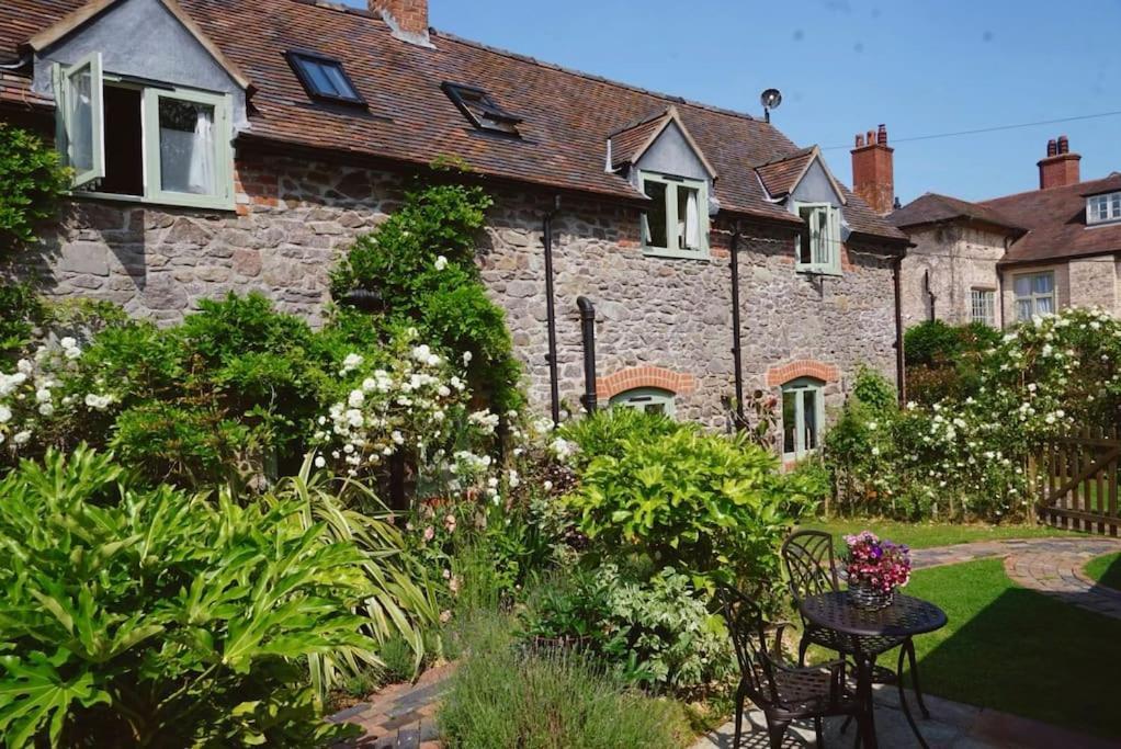 Nest Hideaway Dove Cottage-beautiful Location In The Long Mynd Area Of Outstanding Natural Beauty-whirlpool Jacuzzi Baths!!