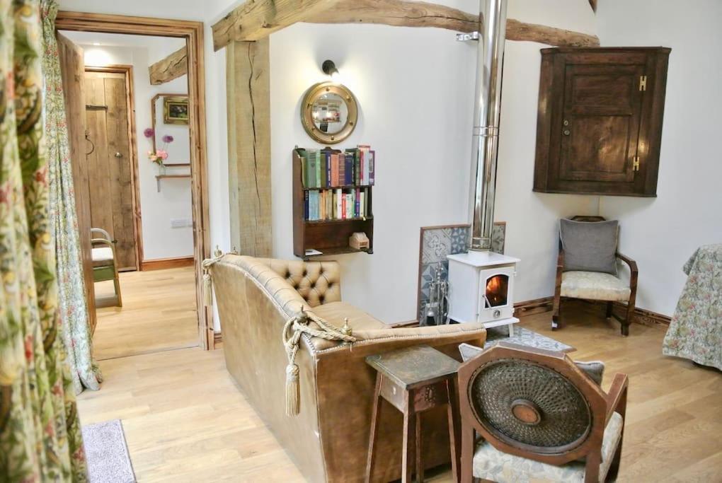 Nest Hideaway Dove Cottage-beautiful Location In The Long Mynd Area Of Outstanding Natural Beauty-whirlpool Jacuzzi Baths!! Holiday home Picklescott