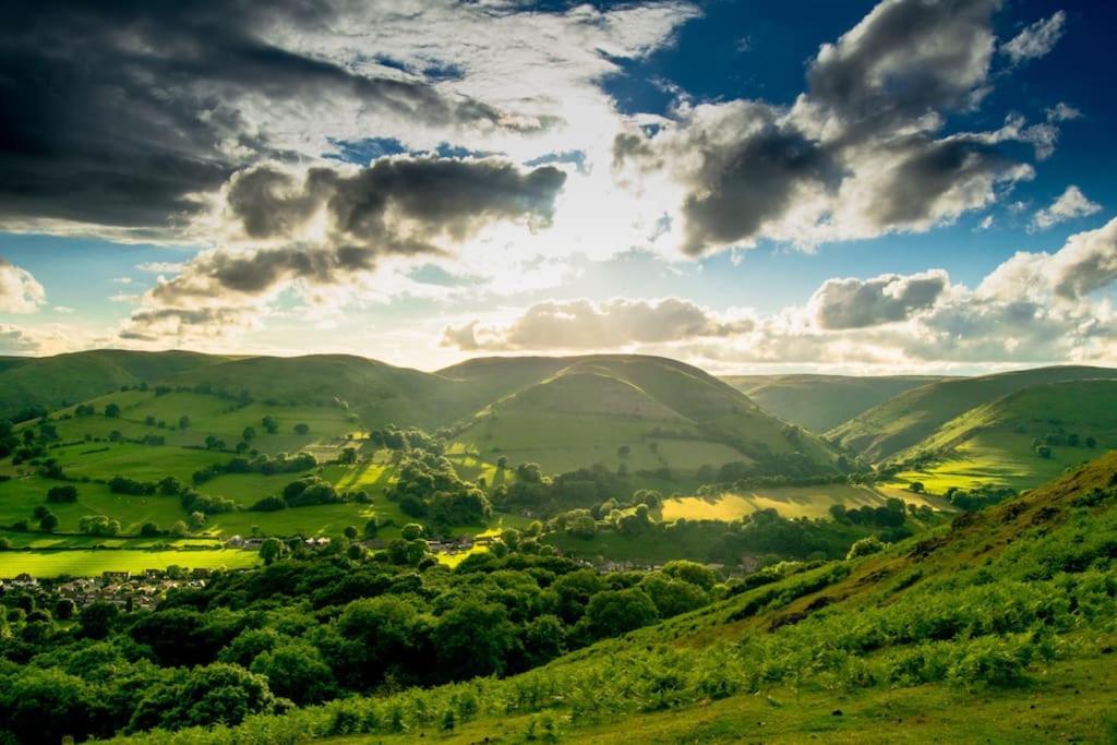 Nest Hideaway Dove Cottage-beautiful Location In The Long Mynd Area Of Outstanding Natural Beauty-whirlpool Jacuzzi Baths!! Picklescott