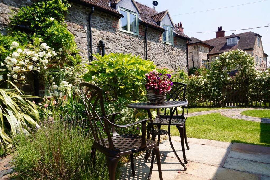 Nest Hideaway Dove Cottage-beautiful Location In The Long Mynd Area Of Outstanding Natural Beauty-whirlpool Jacuzzi Baths!! Holiday home *