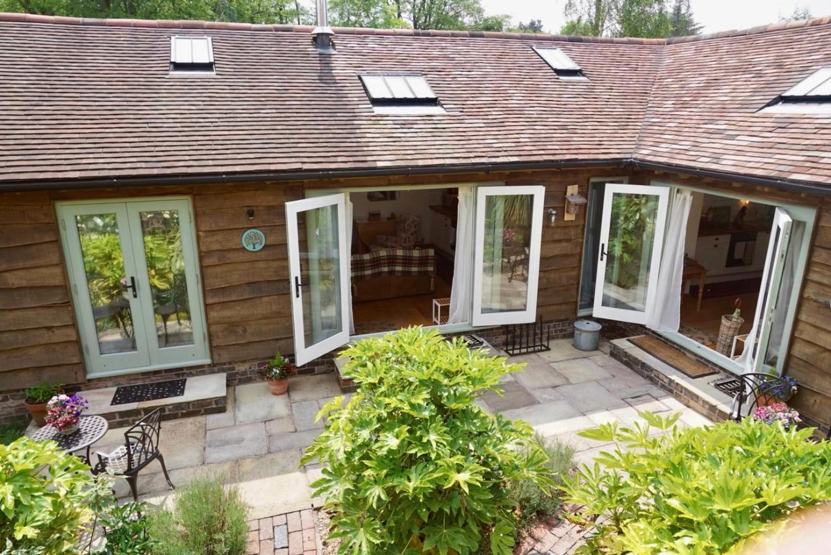Nest Hideaway Dove Cottage-beautiful Location In The Long Mynd Area Of Outstanding Natural Beauty-whirlpool Jacuzzi Baths!! *