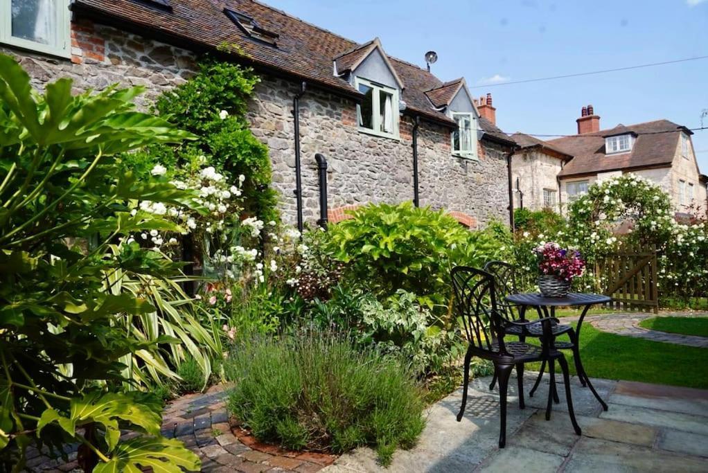 Nest Hideaway Dove Cottage-beautiful Location In The Long Mynd Area Of Outstanding Natural Beauty-whirlpool Jacuzzi Baths!! * Picklescott