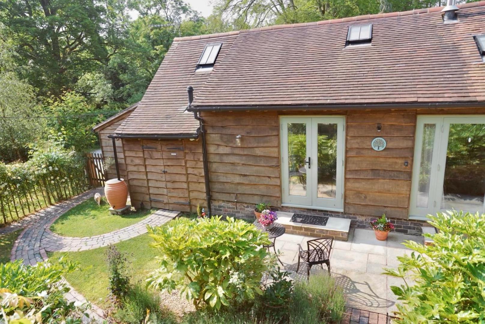 Nest Hideaway Dove Cottage-beautiful Location In The Long Mynd Area Of Outstanding Natural Beauty-whirlpool Jacuzzi Baths!! Picklescott