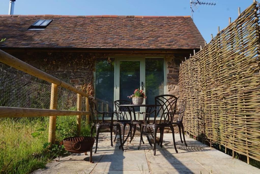 Nest Hideaway Dove Cottage-beautiful Location In The Long Mynd Area Of Outstanding Natural Beauty-whirlpool Jacuzzi Baths!! Holiday home